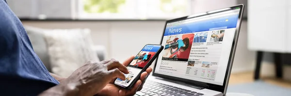 Kijken Online Nieuws Artikel Mobiele Telefoon Laptop Elektronische Krant — Stockfoto