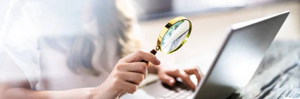 2011 Searching Online Content Laptop Computer Using Magnifying Glass — 스톡 사진