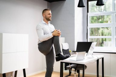 Ofiste Yoga Egzersizi İş Bilgisayarının Arkasında. Jimnastik ve Bacak Eğitimi