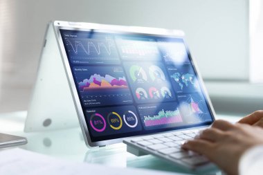 Finansal Analiz Grafikleriyle KPI Kontrol Paneli kullanan Afrikalı Danışman