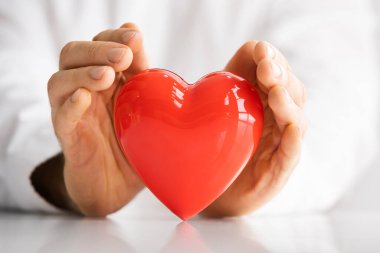 Doktor Eli Kalbi Koruyor. Sağlık Sigortası ve Yardımseverlik