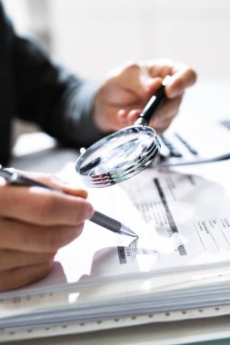 Büyüteç kullanarak İşadamı Finans Soruşturması. Dolandırıcılık ve Denetim