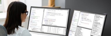 Masadaki Bilgisayarda Programcı Kadın Kodlama Yazılımı
