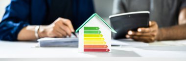 Enerji Verimli Ev Konsepti. Çift Tasarruf Hesaplanıyor