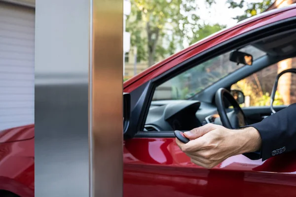 Porta Automatica Del Garage Domestico Senza Fili Mano Utilizzando Controller — Foto Stock