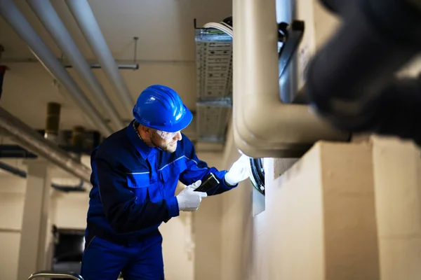 Inspección Del Tubo Agua Del Pvc Por Obrero Construcción —  Fotos de Stock