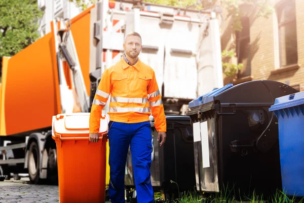 Garbage Removal Man Doet Prullenbak Vuilnis Collectie — Stockfoto