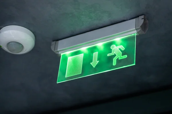 Emergency Evacuation Exit Sign Fire Escape Guide — Stock Photo, Image