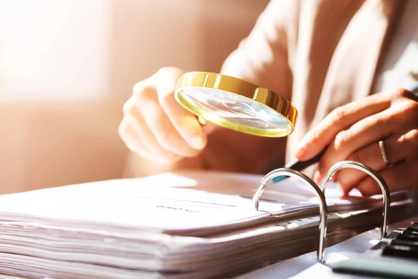 Affärskvinna Undersökning Finansiering Använda Förstoringsglas Bedrägeri Och Revision — Stockfoto