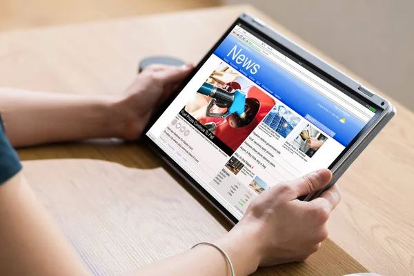 News Media Article Online Laptop Computer — стокове фото