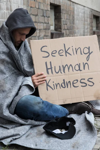 Vagabundo Solitario Pobre Hombre Con Cartón Buscando Amabilidad — Foto de Stock