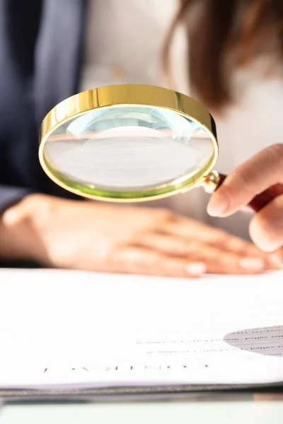 Empresária Investigação Finanças Usando Magnifying Glass Fraude Auditoria — Fotografia de Stock