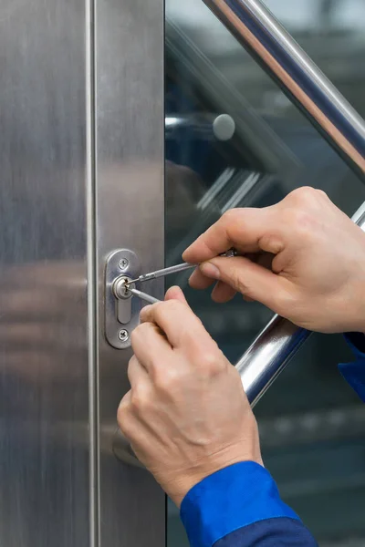 Cerrajero Obrero Reparando Cerradura Cerrajero Trabajador Puerta — Foto de Stock