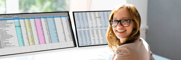 Professioneller Buchhalter Mit Computerbildschirm Für Medizinische Abrechnung — Stockfoto