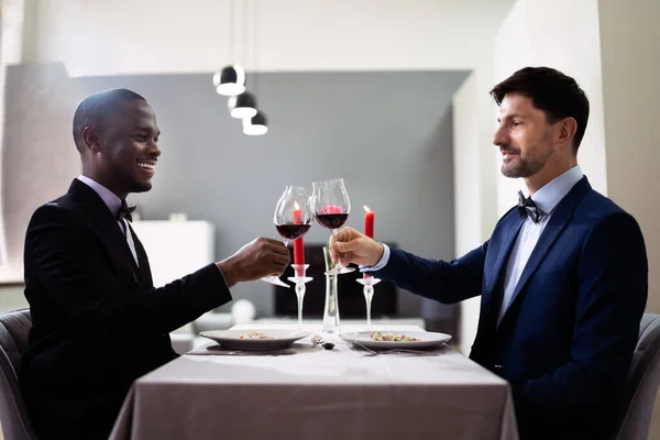 Casal Gay Jantando Restaurante Pessoas Apaixonadas — Fotografia de Stock