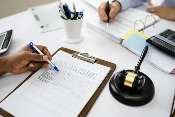 Cliente Avvocato Aula Verdetto Giudiziario — Foto Stock