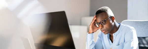 Stressé Malade Afro Américain Employé Homme Ordinateur — Photo