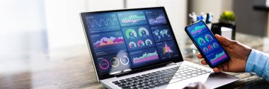 Finansal Analiz Grafikleriyle KPI Kontrol Paneli kullanan Afrikalı Danışman