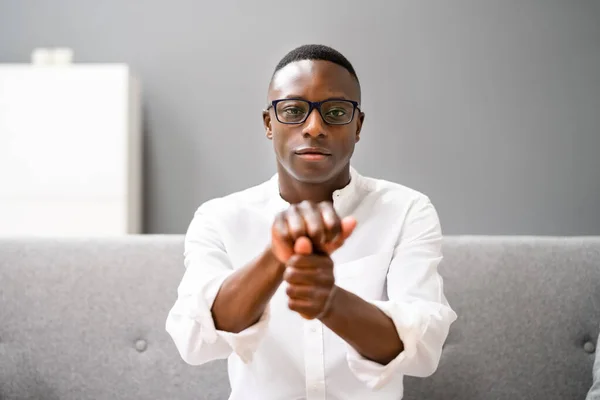 Homem Africano Jovem Usando Linguagem Sinais Chamada Aprendizagem Online — Fotografia de Stock