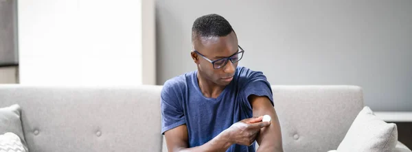 Close Man Testing Glucose Level Continuous Glucose Monitor His Arm — Stock Photo, Image