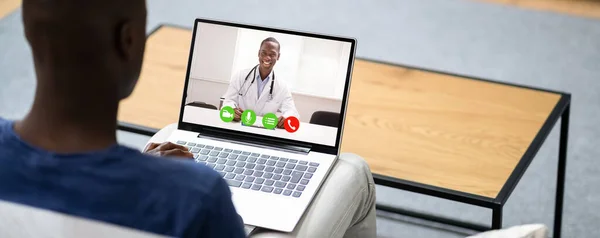 Laptop Tıp Doktoruyla Çevrimiçi Video Konferansı — Stok fotoğraf