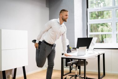 Ofiste Yoga Egzersizi İş Bilgisayarının Arkasında. Jimnastik ve Bacak Eğitimi