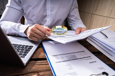 Şirket Vergi Dolandırıcılığı Soruşturması. Ticari Denetleyici Büyütme Elektronik Kullanıyor