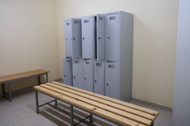 Spor salonunda soyunma odası, lise ya da stadyum.