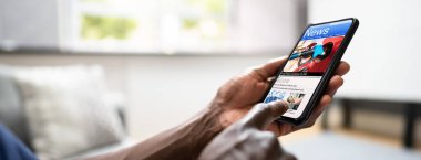 Çevrimiçi Haberler 'i cep telefonundan izliyorum. Elektronik Gazete