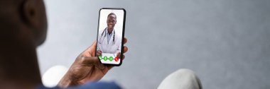 Cep telefonundaki tıp doktoruyla çevrimiçi video konferansı