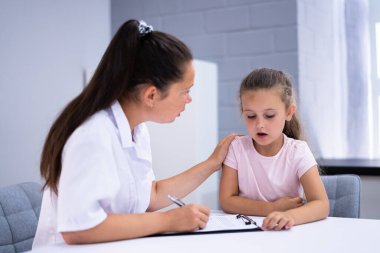 Hasta Çocuk Terapisi. Terapist, çocuğu hastanede teselli ediyor.