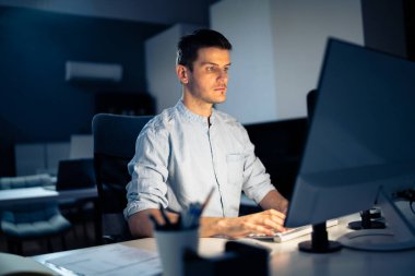 İş Analisti İşadamı Ofisteki Bilgisayarda Geç Saatlere Kadar Çalışıyor