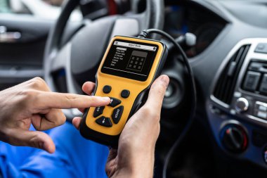 Otomobil Servis Teknisyeni Araba Tamir Dükkanında Teşhis Aygıtı Kullanıyor