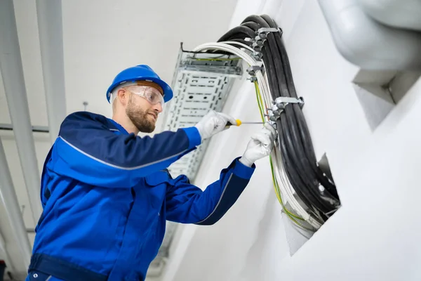 Electricista Haciendo Instalación Mantenimiento Cables Oficina — Foto de Stock