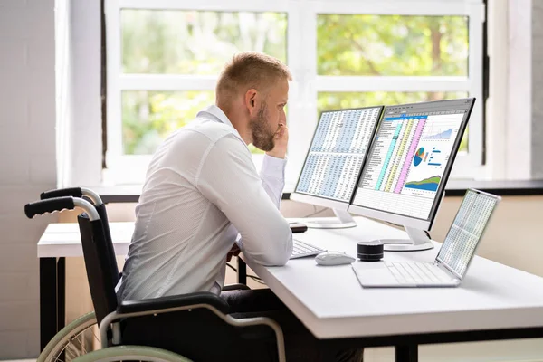 Boekhouder Beheren Van Bedrijfsbelasting Met Behulp Van Werkblad Computer — Stockfoto