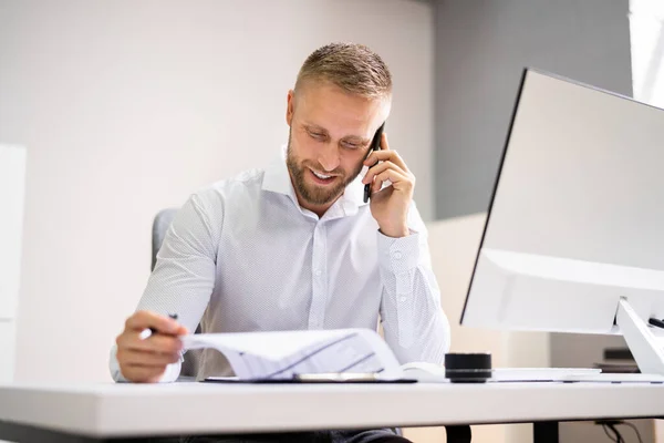 Företagets Serviceoperatör Använder Telefon Vid Skrivbordet — Stockfoto