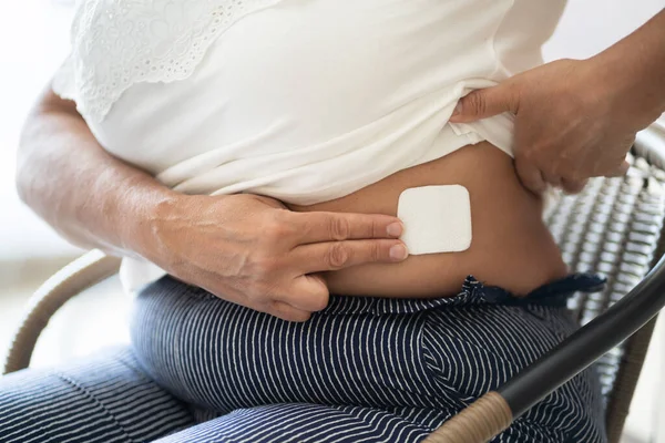 Aplicando Remendo Contraceptivo Controle Natalidade Hormona Estrogênica Hrt — Fotografia de Stock