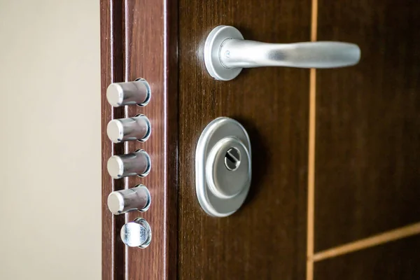 Cerradura Puerta Segura Casa Abierta Con Puerta Metal Resistente — Foto de Stock