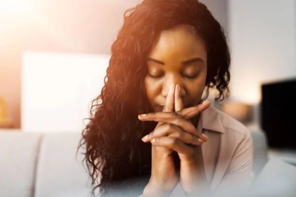 Afro Amerikaanse Vrouw Bidt God Zoek Naar Gebed — Stockfoto