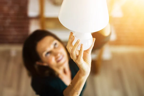 Mudança Lâmpada Led Elétrica Luz Casa — Fotografia de Stock