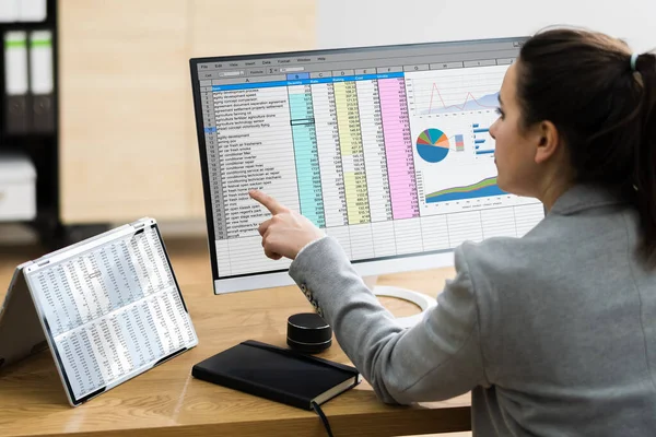 コンピュータ上の表計算シートを扱うアナリスト従業員 — ストック写真