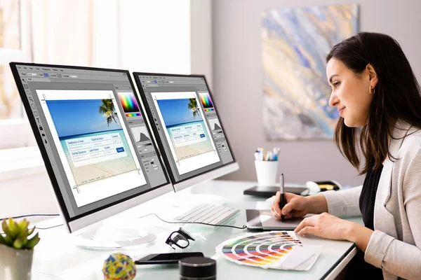 Веб Графічний Дизайнер Працює Офісі Декількох Екранах — стокове фото