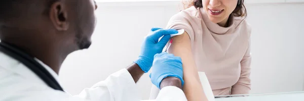 Afroamerykanin Lekarz Daje Kobiecie Szczepionkę Leczenie — Zdjęcie stockowe