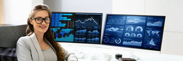 Αναλυτής Γυναίκα Κοιτάζοντας Business Data Analytics Ταμπλό — Φωτογραφία Αρχείου