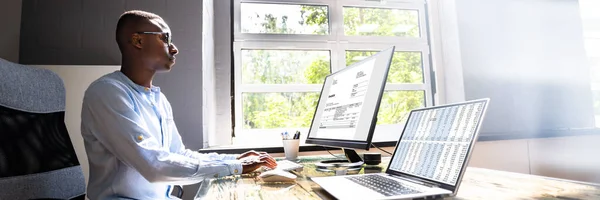 Afroamerikanischer Steuerberater Überprüft Rechnung Auf Bürocomputer — Stockfoto