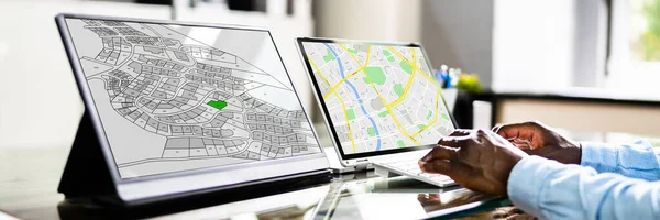 Close Businessperson Analyzing Cadastre Map Computer Office — Stock Photo, Image