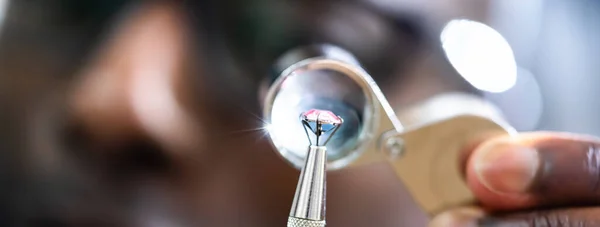 Afro Americano Joalheiro Segurando Diamante Usando Vidro Loupe — Fotografia de Stock