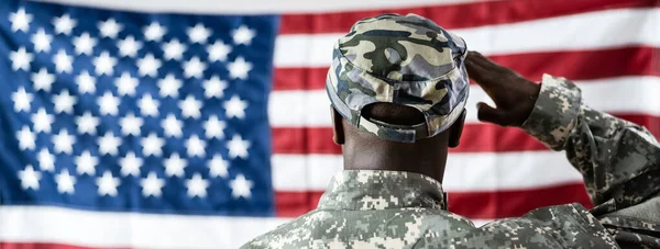 在美国国旗前敬礼的非裔美国陆军士兵 — 图库照片