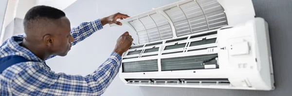 Villamos Műszerész Légkondicionáló Készülék Javítása — Stock Fotó