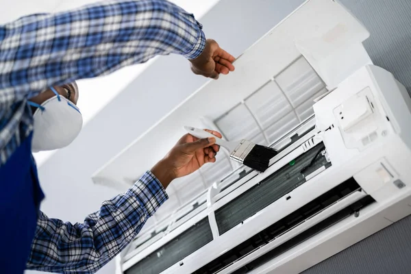 Air Conditioning Checking Filter Cleaning Maintenance Service — Stock Photo, Image